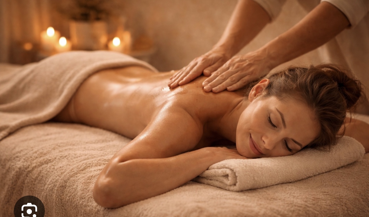 Femme recevant un massage du dos sur une table de massage